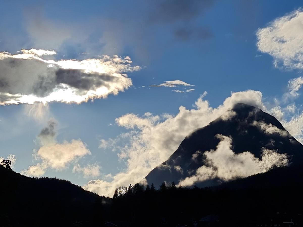 Das Kronen Hotel Seefeld in Tirol Buitenkant foto